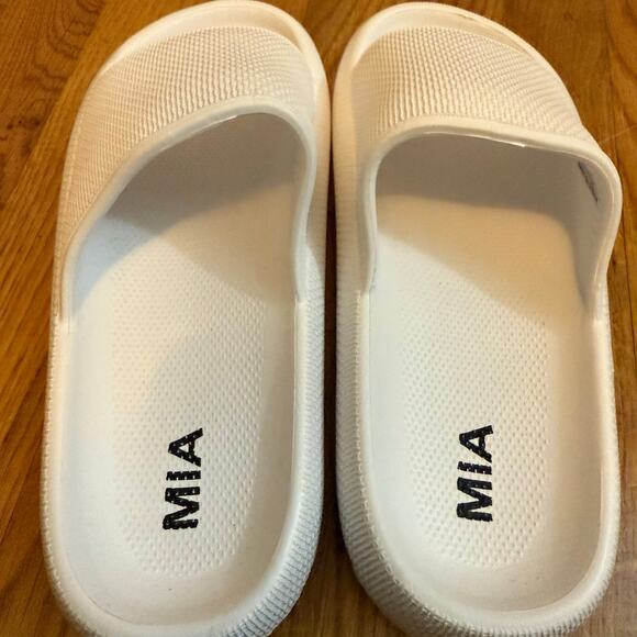 Mia Women’s 9 Lexa White Rubber Slip on Sandals Poolside Vacation Beach Casual - Picture 5 of 9
